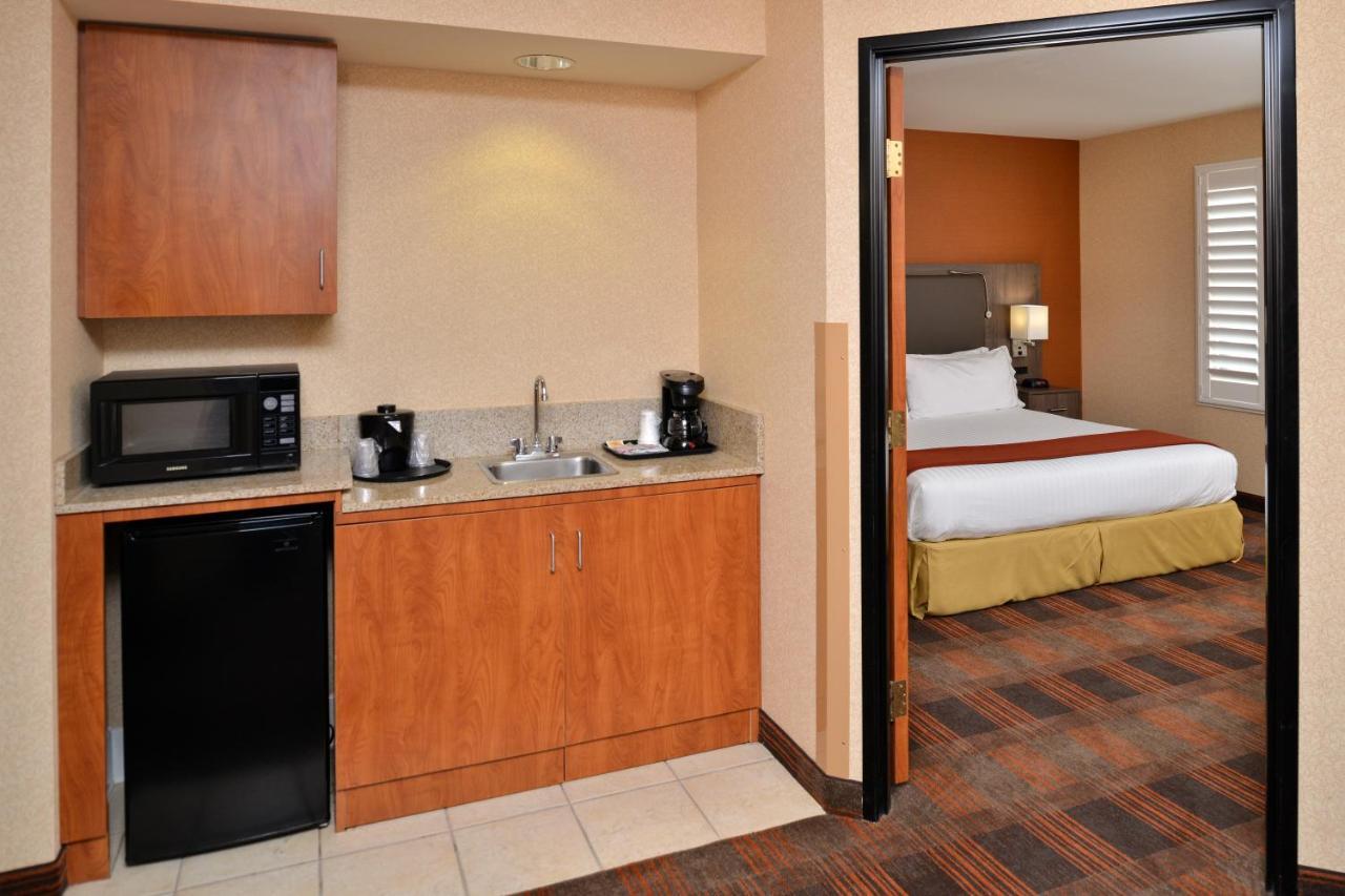 Holiday Inn Express & Suites Elk Grove Central - Hwy 99 By Ihg Bagian luar foto